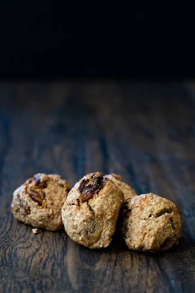 Ciasteczka Mąką Otrębową Rodzynkami Ciemnej Drewnianej Powierzchni Gotowy Jedzenia — Zdjęcie stockowe