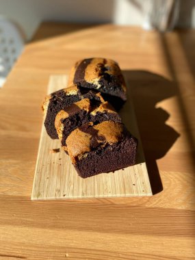 Tahta tahtada çikolatalı ev yapımı Zebra Pastası ve Doğrudan Doğal Güneş Işığı. Hizmet ve Yemeye Hazır.