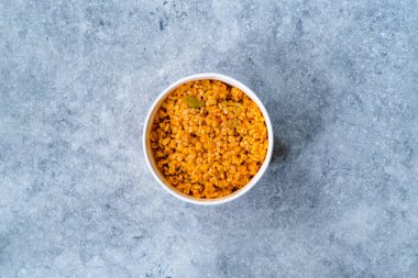 Türk Gıda Bulgur 'unu, Bulgur Rice Pilaf' ı veya Plastik Kâse 'deki Pilav' ı Çıkarın. Kebap ile servis edilmiş. Yemeye hazır..