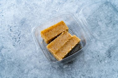 Take Away Dessert Plain veya kesar favorisi Semolina Halwa Sooji ka Helva veya Sweet Rava Sheera veya shira Hint festivali - safran fındığı ve Ghee 'den yapılma tatlı Hint festivali. Yemeye hazır..