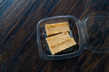 Take Away Dessert Plain veya kesar favorisi Semolina Halwa Sooji ka Helva veya Sweet Rava Sheera veya shira Hint festivali - safran fındığı ve Ghee 'den yapılma tatlı Hint festivali. Yemeye hazır..