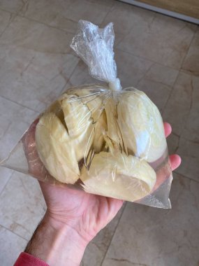 Satılık Plastik paketli taze soyulmuş enginarlar. El ele tutuşun Kullanmaya Hazır.