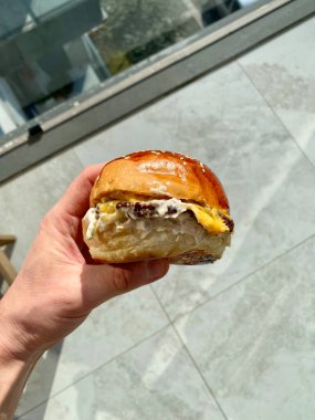 Yer mantarlı mayonez soslu el ele tutuşan hamburger lezzetli sulu hamburger. Yemeye hazır..