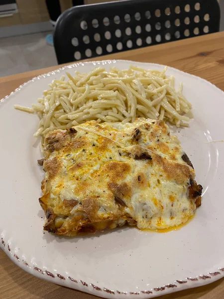 Coliflor Gratin Casera Con Salsa Bechamel Pasta Fideos Turcos Listo —  Fotos de Stock