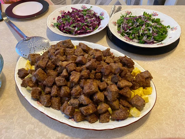 Cozinha Turca Delicioso Cigarro Com Salada Cebola Fígado Albanês Pronto — Fotografia de Stock