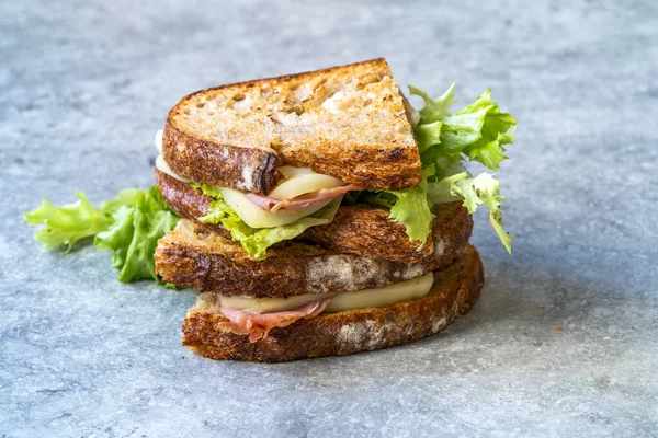 Sandwich Bœuf Rôti Demi Coupé Avec Pain Levain Grillé Fromage — Photo