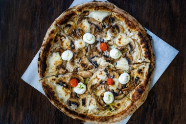 Yer mantarı kremalı, mantarlı ve kutuda Ricotta peynirli uzak beyaz pizza. Yemeye hazır..