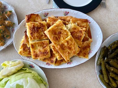 Türk Borek veya Burek, Geleneksel Yerel Gıda Masası üzerine. Yemeye hazır..