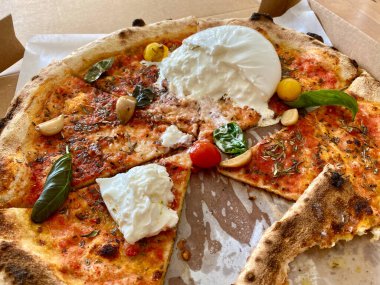 Burrata peyniri, domates, Oregano ve ekstra Bakire Zeytinyağlı Napolili Pizza Marinara. Yemeye hazır..