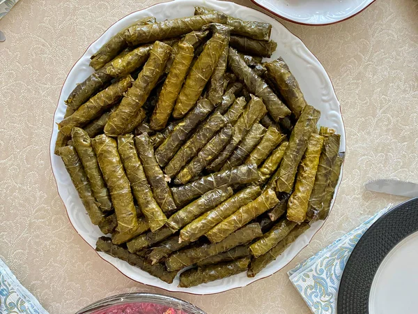 Comida Turca Dolma Stuffed Grape Leaves Minced Meat Rice Tomato — Fotografia de Stock