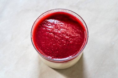 Lezzetli İtalyan Tatlısı Ahududu Panna Cotta ve Berry Sosu. Yemeye hazır..