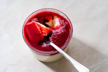 Lezzetli İtalyan Tatlısı Ahududu Panna Cotta ve Berry Sosu. Yemeye hazır..