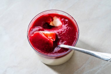 Lezzetli İtalyan Tatlısı Ahududu Panna Cotta ve Berry Sosu. Yemeye hazır..