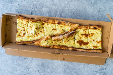 Türk Fast Food Take Away Pide with Cheese in Box. Hizmet ve Yemeye Hazır.