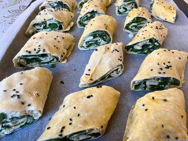 Çiğ hamur işi puf puf hamuru rulo Türk Boreği veya Cumin tohumlu Burek. Fırın Tepsisi Pişirmeye Hazır.