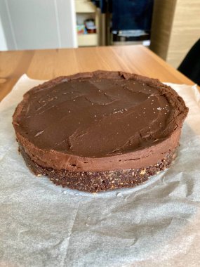 Tüm yuvarlak çikolatalı çiğ kek tabanı dekore etmeye, yemeye ve servis etmeye hazır. Glütensiz vegan. Yemeye hazır..