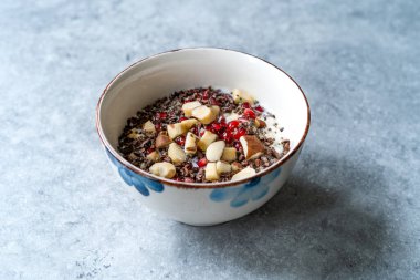 Brezilya fındıklı sağlıklı yulaf lapası, kakao çukulata ucu, nar ve Chia tohumları. Yemek ve Servis İçin Hazır.