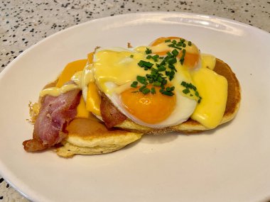 Kızarmış yumurta, pastırma, Çedar peyniri ve soğanlı krep. Restoranda Yemeye ve Hizmete Hazır.