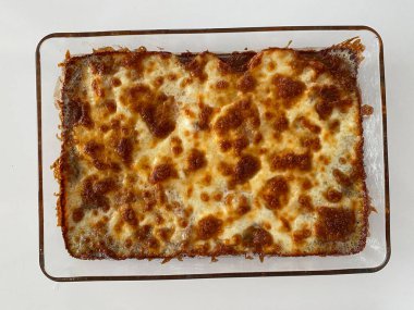 Bechamel soslu taze fırınlanmış patates Gratin. Hizmet ve Yemeye Hazır.