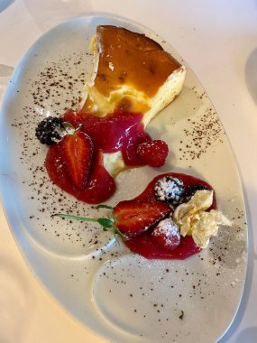 Restoranda servis edilen ahududu soslu cheeseacake. Yemeye hazır..