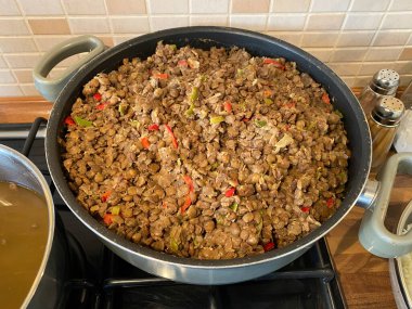 Tencerede kaynamış mercimek. Yiyecekle pişirmeye hazır. Yemeye hazır..