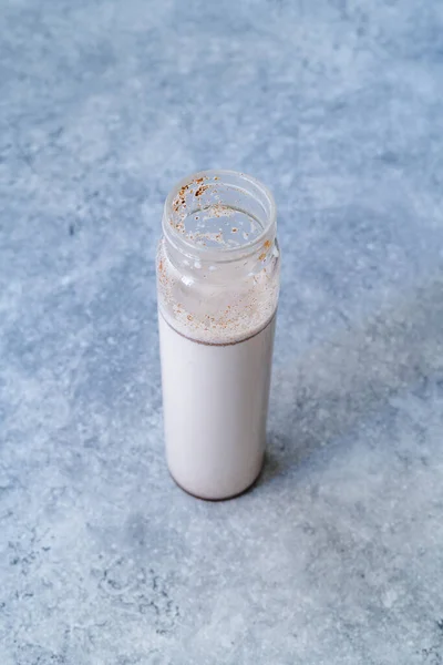 Nehmen Sie Hausgemachte Mandelmilch Flasche Mit Vanilleextrakt Und Zimtpulver Mit — Stockfoto