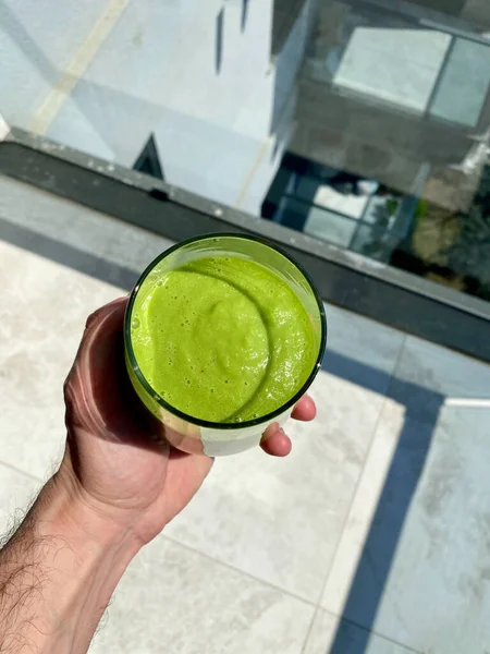 Refrescante Batido Verde Con Aguacate Espinacas Sosteniendo Mano Fuera Del — Foto de Stock