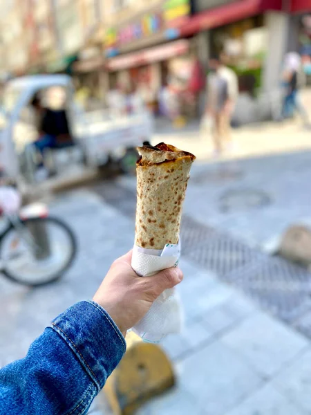 Comida Tradicional Turca Callejera Lahmacun Holding Hand Listo Para Comer —  Fotos de Stock