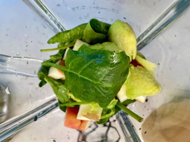 Vegan Green Smoothie Blender 'da ıspanak ve Avokado ile hazırlanıyor. Karıştırmaya Hazır.