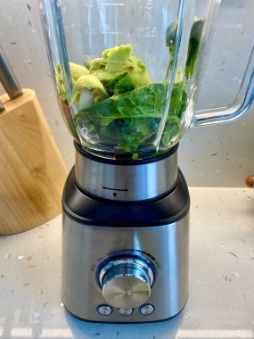 Vegan Green Smoothie Blender 'da ıspanak ve Avokado ile hazırlanıyor. Karıştırmaya Hazır.