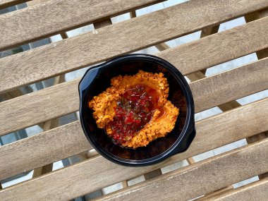 Geleneksel İştah açıcı Muhammara, Acuka veya Acika 'yı Domates Ezmesi ile götürün. Yemeye hazır..