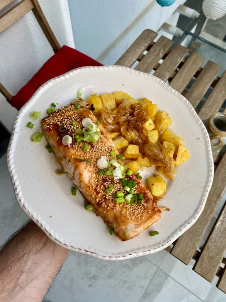 Homemade Salmon Chives Honey Vinegar Served Caramelized Onion Potatoes Готові — стокове фото