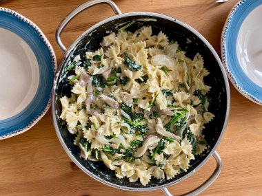 Papyonlu makarna, ıspanaklı ve kremalı. Servis ve yemek için hazır. Ev Yapımı Yemek.