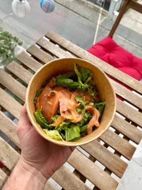 Somon Salatasını Al, Temiz Beslenme Konsepti. Plastik paket servis kasesinde tütsülenmiş somon gravlax ile vejetaryen deniz ürünleri kasesi. Yemeye hazır..