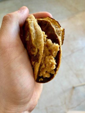 Badem unu, elinde Fıstık Ezmesi Kremalı Paleo Sandviçi yaptı. Yemeye hazır..