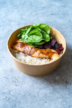 Take Out Plastic Bowl 'da Teriyaki Somon ve Basmati Rice' ı götürün. Yemeye hazır..
