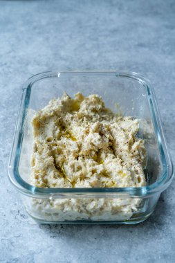 Ev yapımı enginar ezmesi ya da cam kasedeki ezme. Hizmet ve Yemeye Hazır.