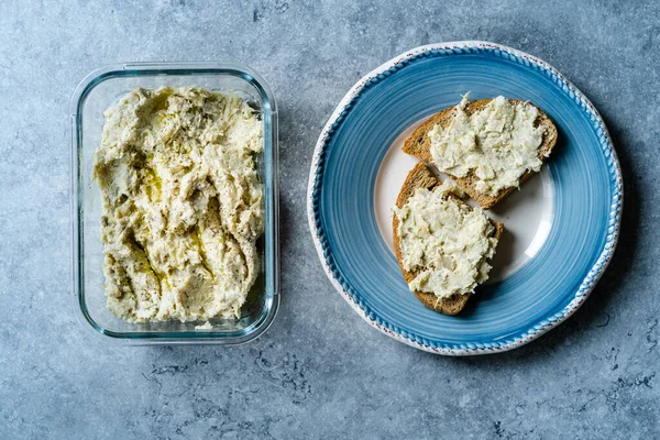 Zelfgemaakte Artisjok Pasta Paté Met Crouton Brood Klaar Dienen — Stockfoto