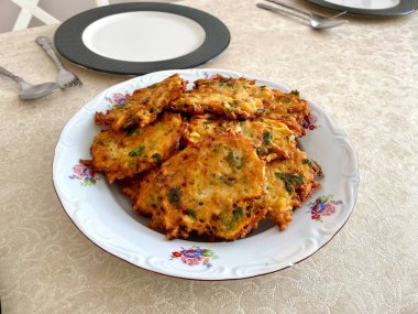 Kızarmış Türk usulü patates püresi ve Yunan böreği. Ev yapımı Geleneksel Yemekler. Yemeye hazır..