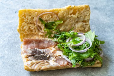 Lakerda turşulu çiğ balıklı sandviç ve havyarlı yumurta ezmeli tarama. Taramasalata. Yemeye hazır..