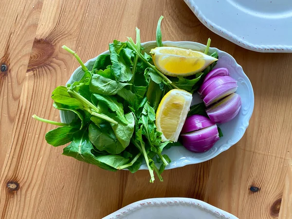 Fish Salad Red Onions Lemon Arugula Rucola Rocket Leaves Ready — Stock Photo, Image