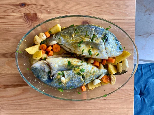 Pește Bream Mare Casă Anghinare Salată Din Ierusalim Gata Mănânce — Fotografie, imagine de stoc