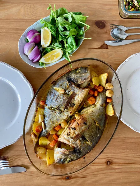 Pește Bream Mare Casă Anghinare Salată Din Ierusalim Gata Mănânce — Fotografie, imagine de stoc