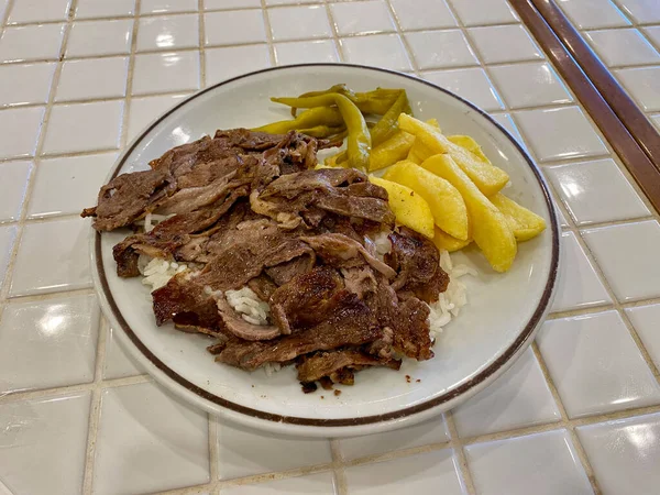 地元のレストランで大理石の表面テーブルの上にフランスのフライと漬物と伝統的なドナーケバブ肉 食事と奉仕の準備 — ストック写真
