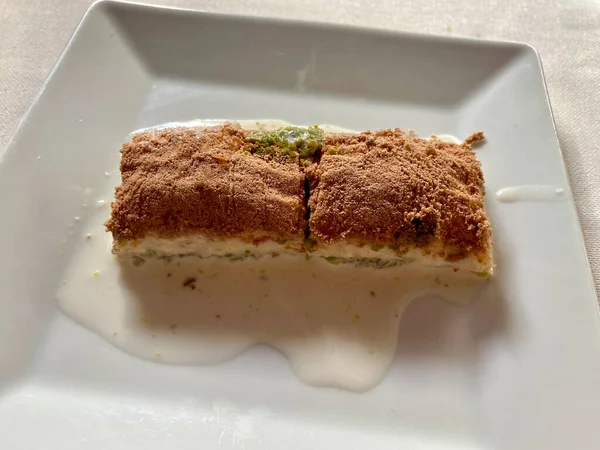 Soğuk Baklava. Geleneksel çikolatalı kakao tozu ve sütle geleneksel Türk Lezzetli Tatlısı. Yemeye hazır..