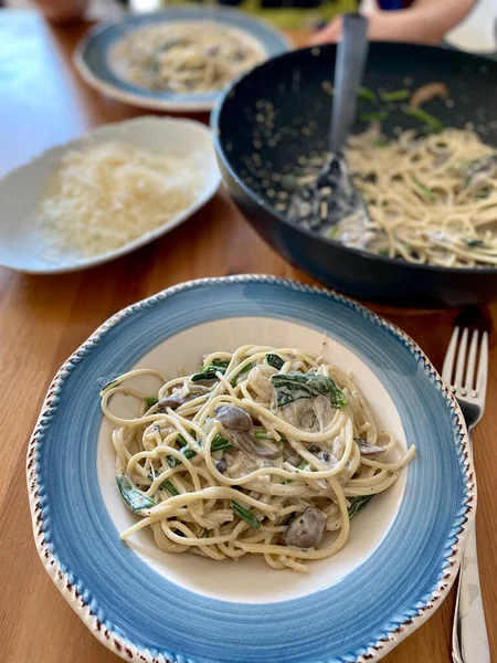 Homemade Creamy Mushroom Spaghetti Pasta Wooden Table Wok Ready Eat — Stock Photo, Image