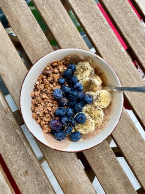 Yoğurtlu ev yapımı tahıl gevreği, taze meyve ve Chia tohumları yemeye ve servis etmeye hazır..