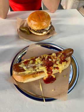 Hot Dog Sausage ve Hamburger Fast Food Restaurant 'ta servis edildi. Yemeye hazır..