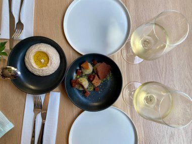 Balık Yumurta Ezmeli Taramasalata ya da Tavuk Ciğer Ezmeli Tarama veya Öğle Yemeği Lokali 'nde Yapıştırıcı ve Beyaz Şarap. Yemeye hazır..