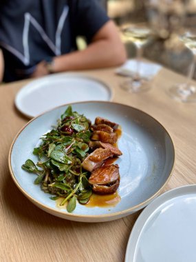 Firik, Freek veya Frikeh Bulgur Rice ile Kuzu Sırtı Et Lokantası 'nda. Yemeye hazır..